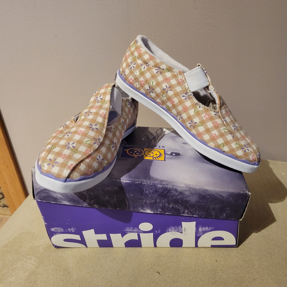 Stride Rite Kids Shoes in Tan and White